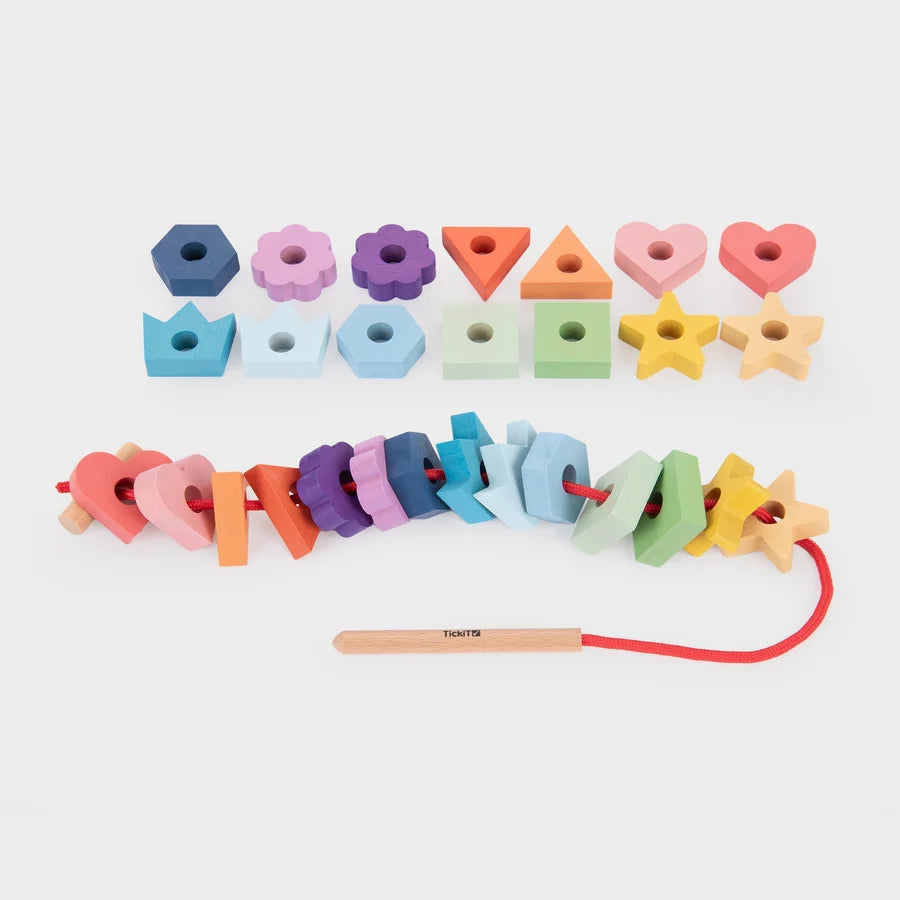 Juego de enhebrar formas de madera